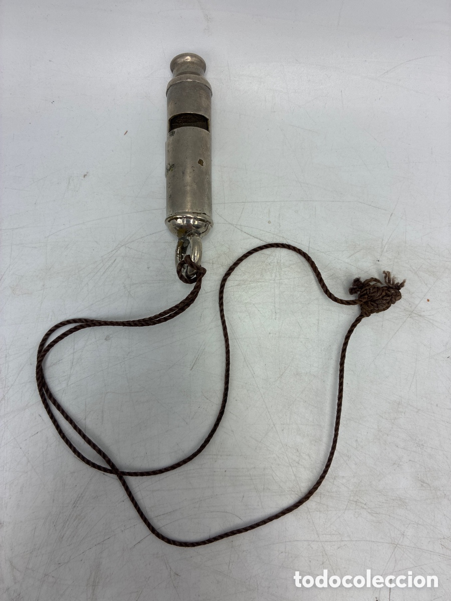 Silbato de Boy Scout con su cuerda.