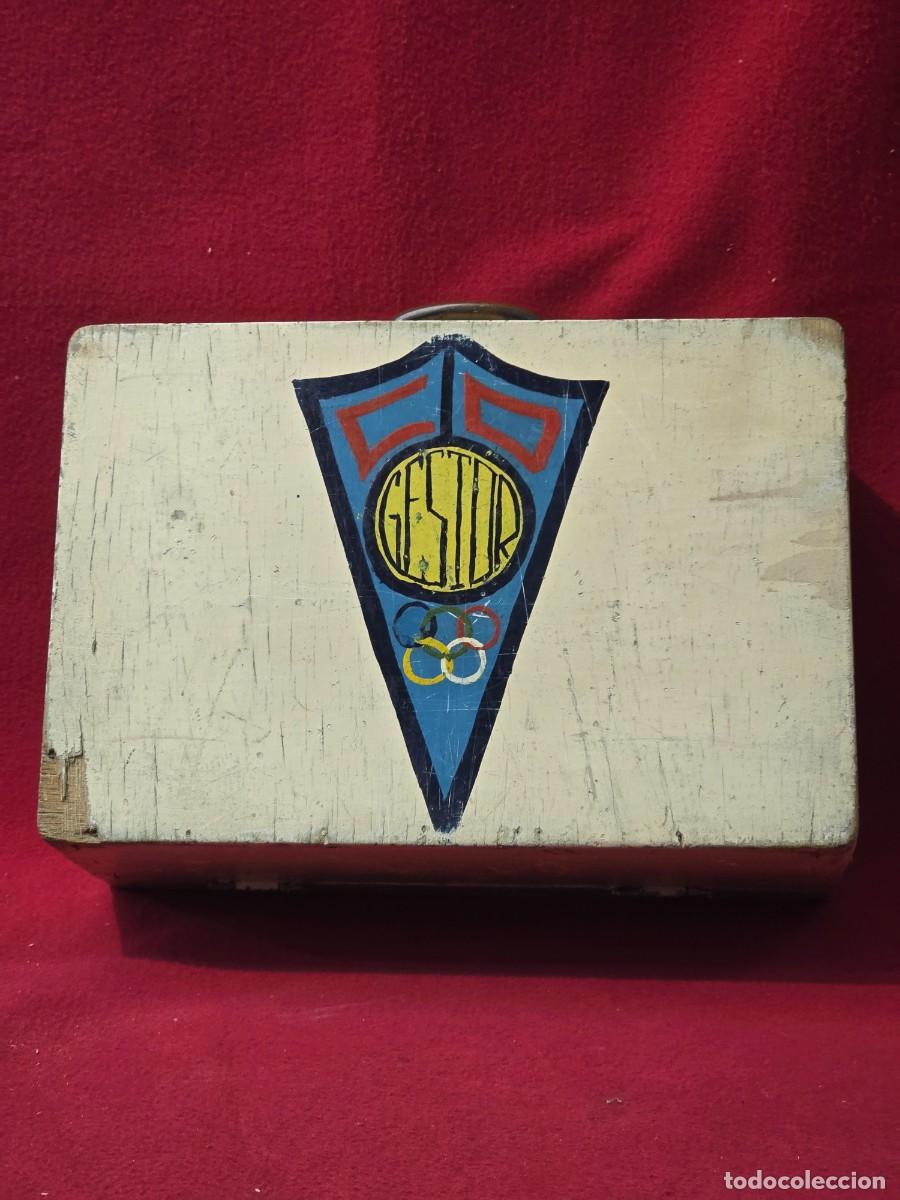 Coleccionismo deportivo: ANTIGUO BOTIQUIN CAJA DE MADERA CON LOGOTIPO OLIMPICO