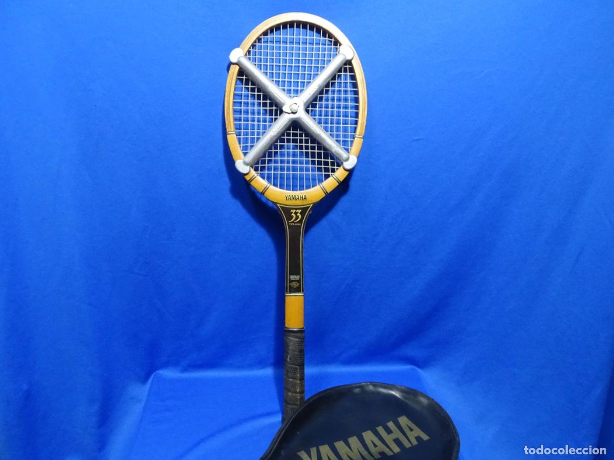Coleccionismo deportivo: ANTIGUA RAQUETA EN MADERA YAMAHA 33 YWG SERIES. CON TENSOR. CASI NUEVA.