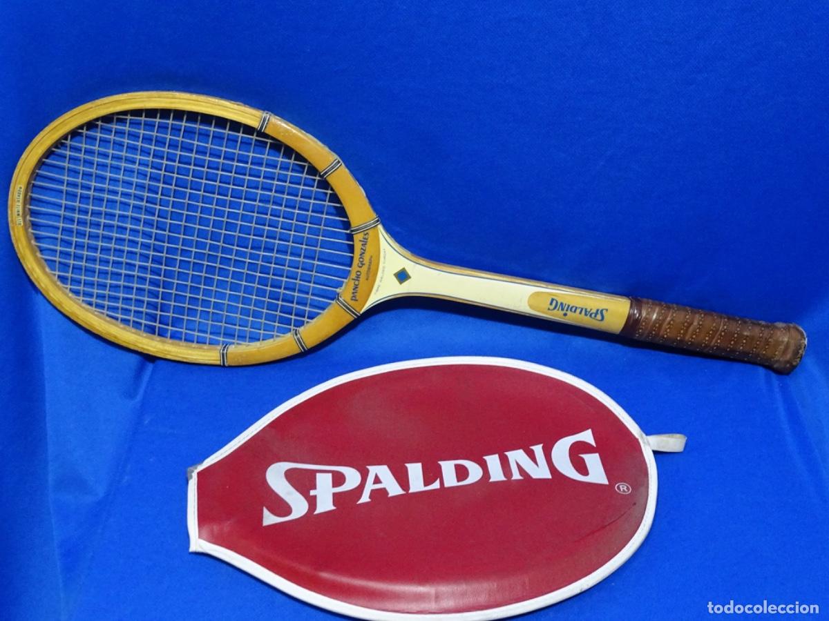 Coleccionismo deportivo: ANTIGUA RAQUETA MADERA SPALDING PANCHO GONZALEZ. CON FUNDA. POCO USADA.