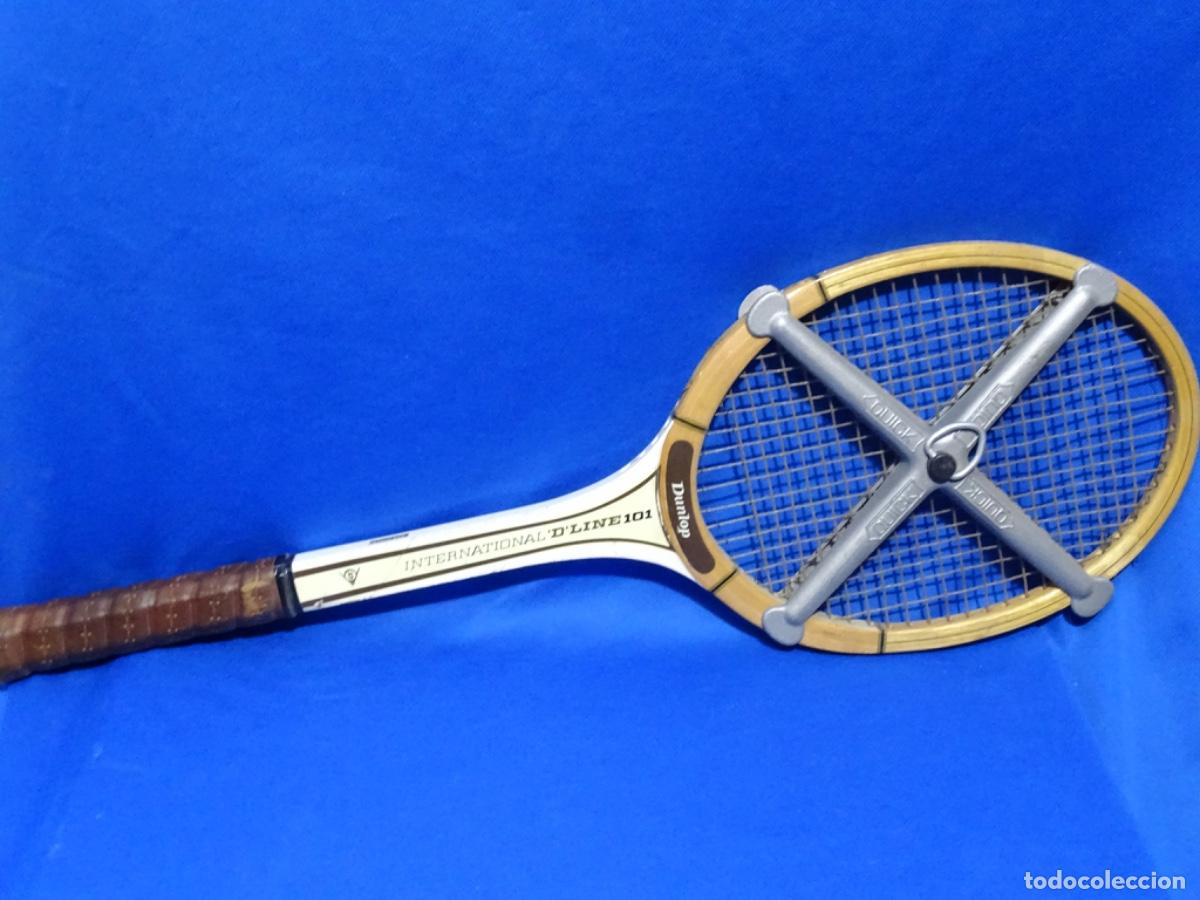 Coleccionismo deportivo: ANTIGUA RAQUETA MADERA DUNLOP INTERNATIONAL D LINE 101. CON TENSOR DE MADERA.