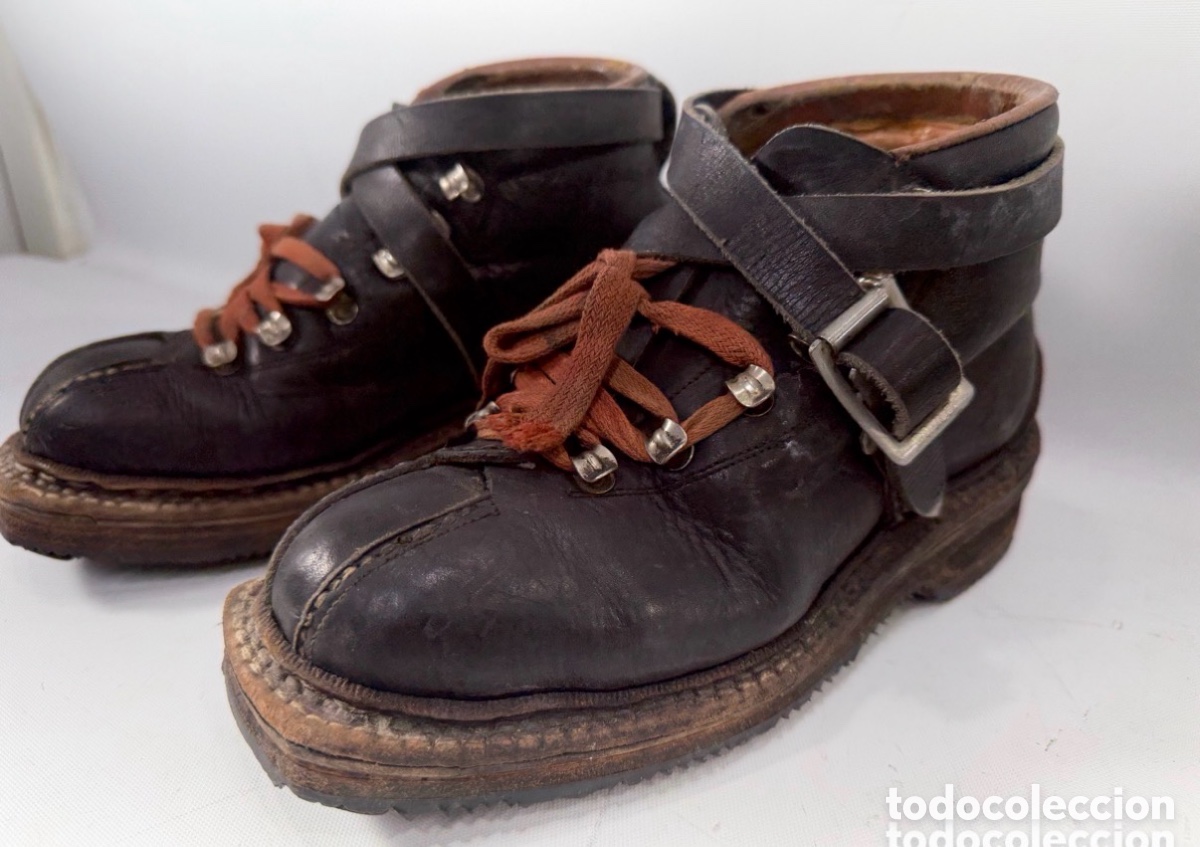 Coleccionismo deportivo: ANTIGUAS BOTAS DE ESQU&Iacute; ALPINO DE CUERO - SUELA VIBRAN - A&Ntilde;OS 60