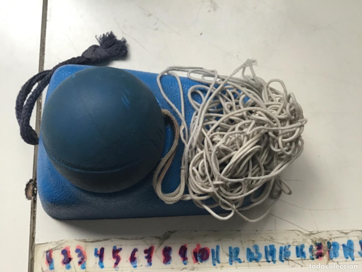 Coleccionismo deportivo: Play ball. Front&oacute;n sin pared. Pelota y soporte. Antiguo. Goma sinelasticidad y pelota algo reseca.
