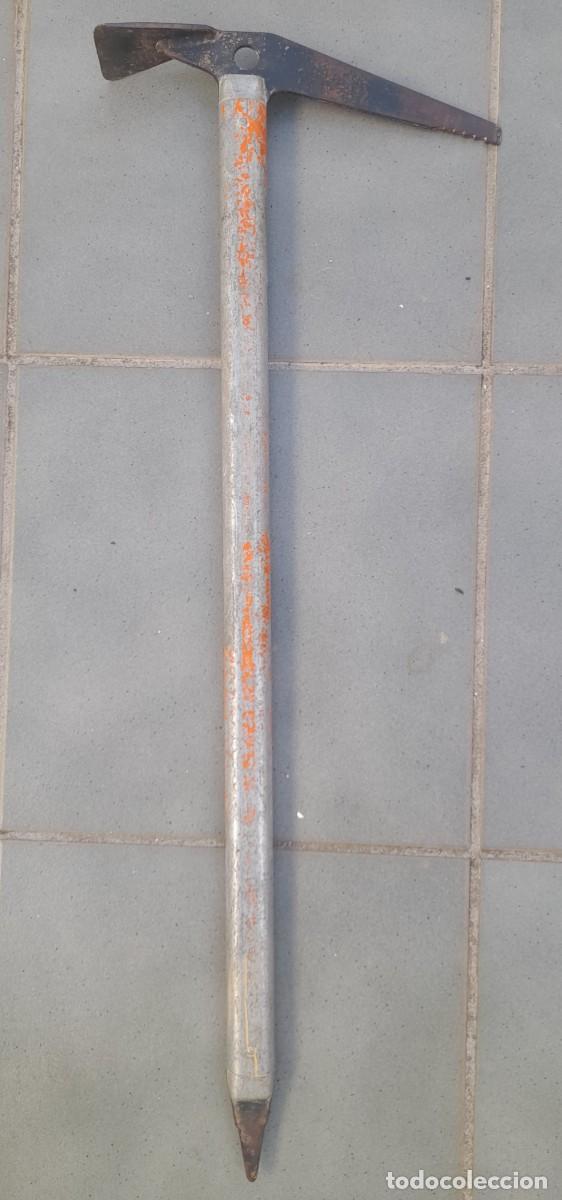 Coleccionismo deportivo: piolet de aluminio con marca de fabricante parcialmente ilegible (74,5x27cm aprox)