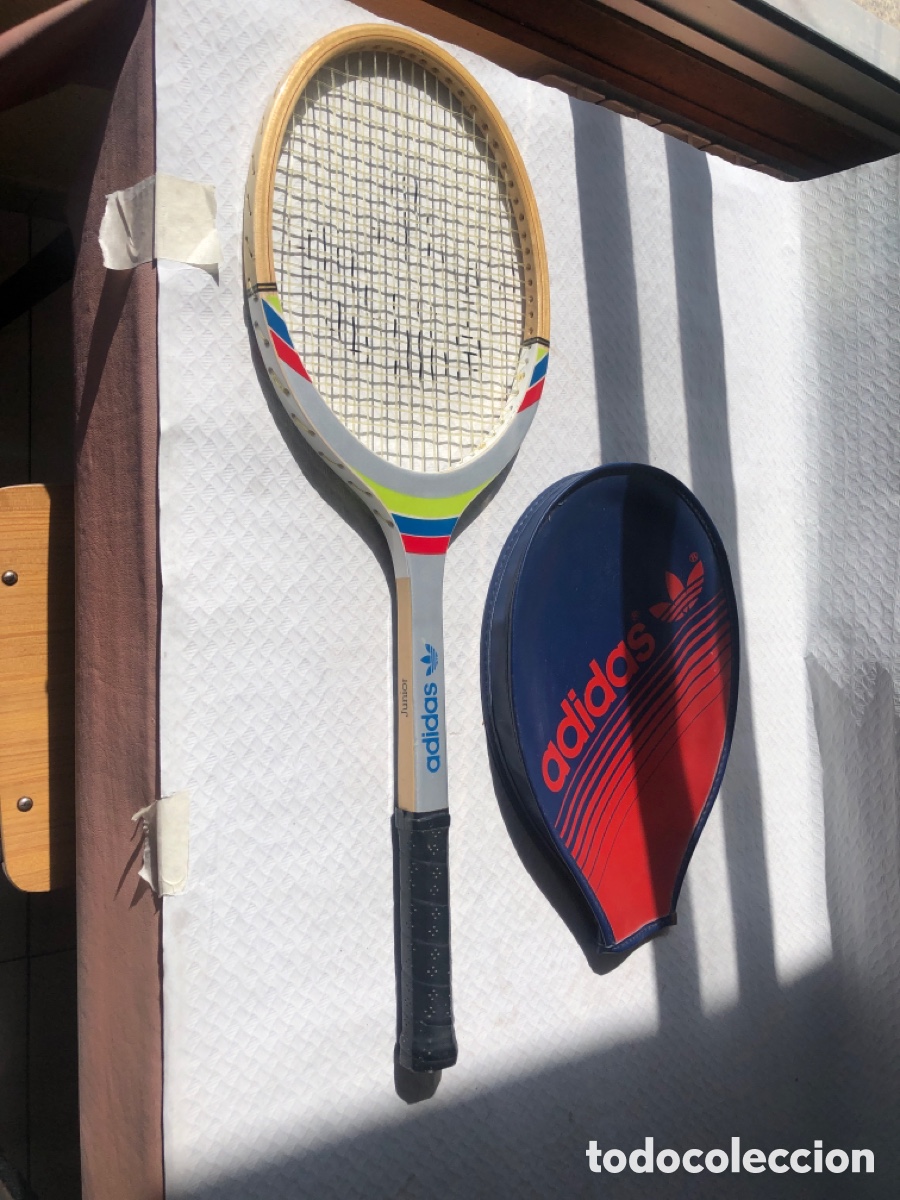 Coleccionismo deportivo: Antigua raqueta de tenis de madera Adidas junior