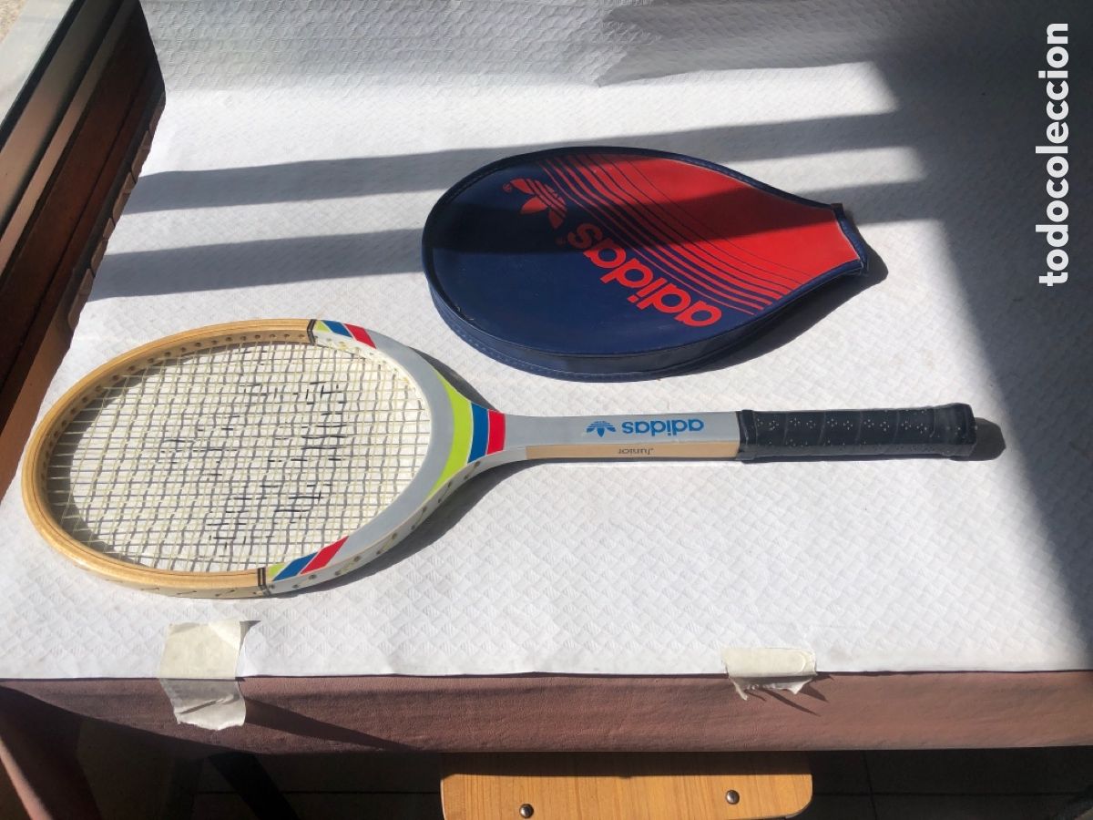 Coleccionismo deportivo: Antigua raqueta de tenis de madera Adidas junior
