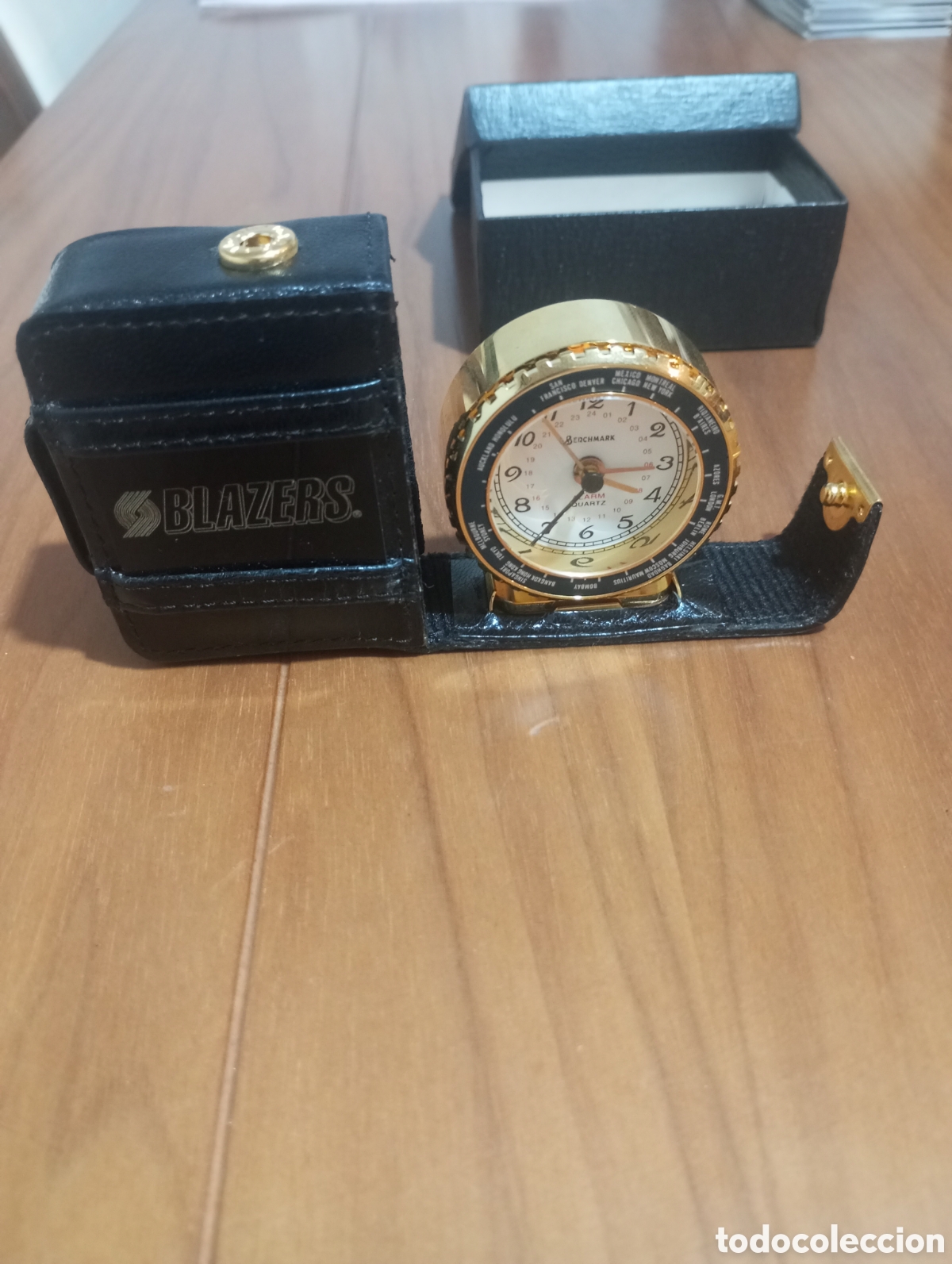 Coleccionismo deportivo: Peque&ntilde;o reloj de viaje Portland Trail Blazers NBA. Sin pila. Sin probar. Simula maleta de viaje