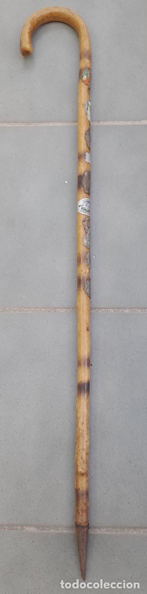 Coleccionismo deportivo: baston de senderismo con 9 chapas diversas , 92cm aprox, diametro baston 2.5cm aprox
