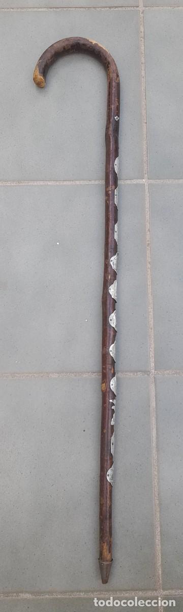 Coleccionismo deportivo: baston de senderismo con 11 chapas diversas , 88cm aprox, diametro baston 2.8cm aprox