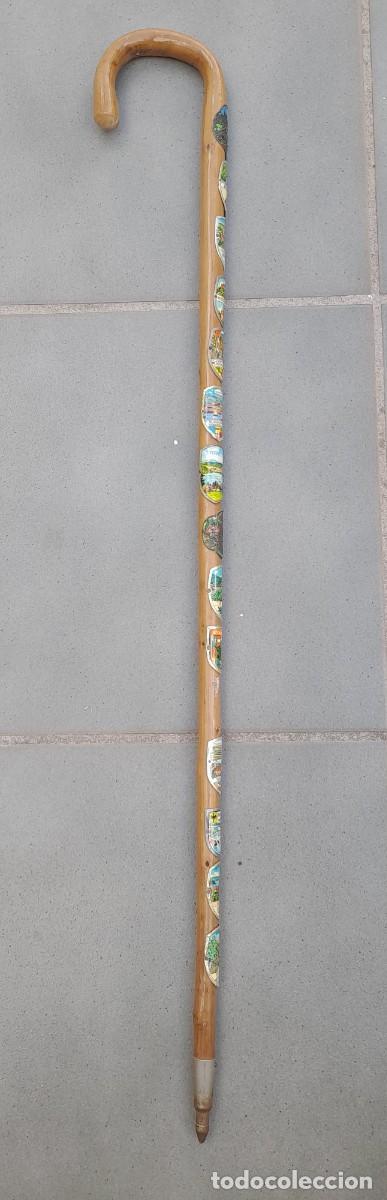 Coleccionismo deportivo: baston de senderismo con 14 chapas diversas , 88cm aprox, diametro baston 2cm aprox
