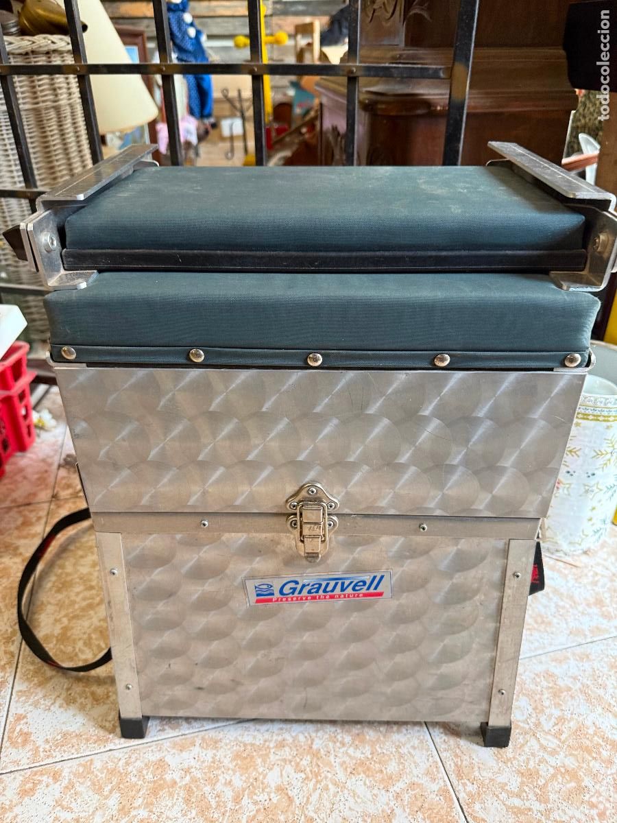 Coleccionismo deportivo: Magnifica banqueta de pesca, aluminio, con espacio almacenamiento. Marca Grauvell. Excelente estado.