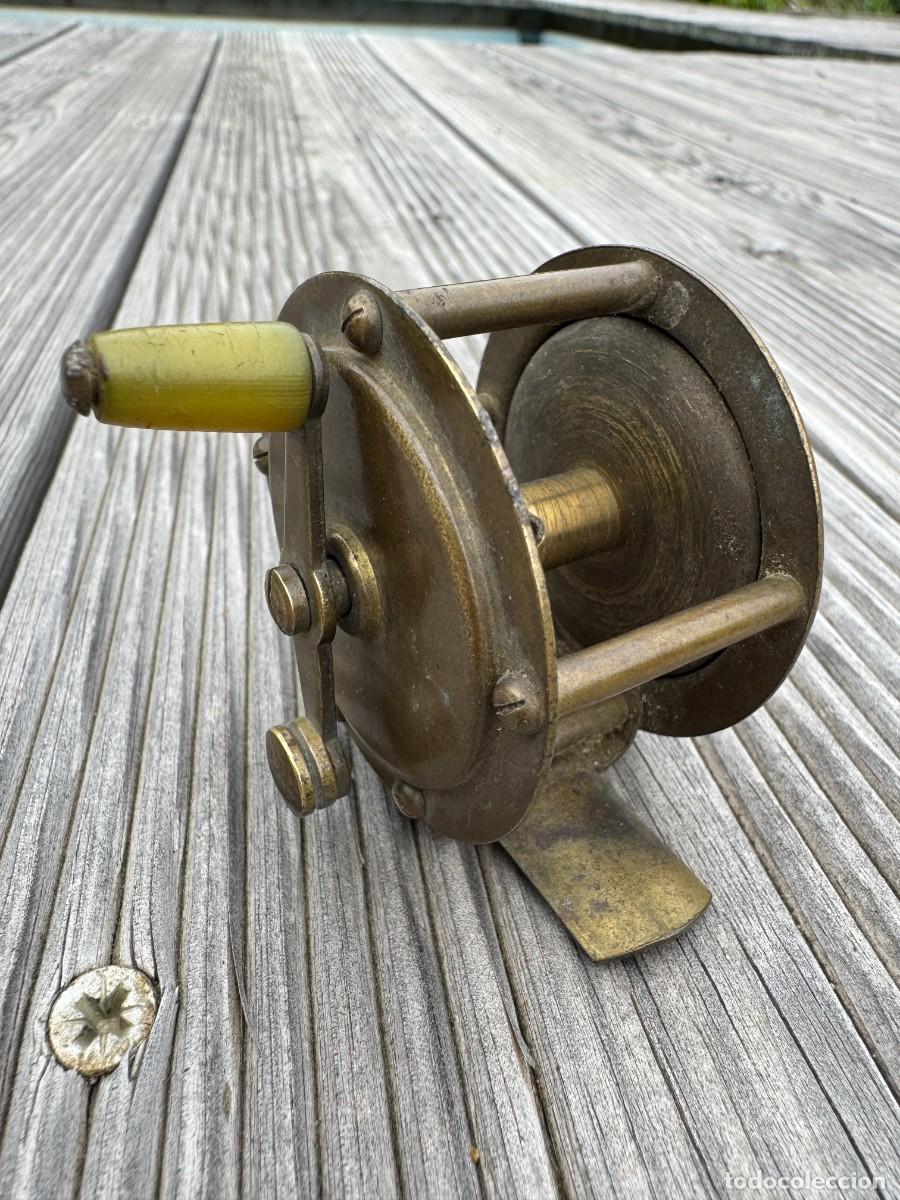 Coleccionismo deportivo: Antiguo carrete de pesca de lat&oacute;n siglo XIX, carrete de carraca, funcionando, pieza de colecci&oacute;n