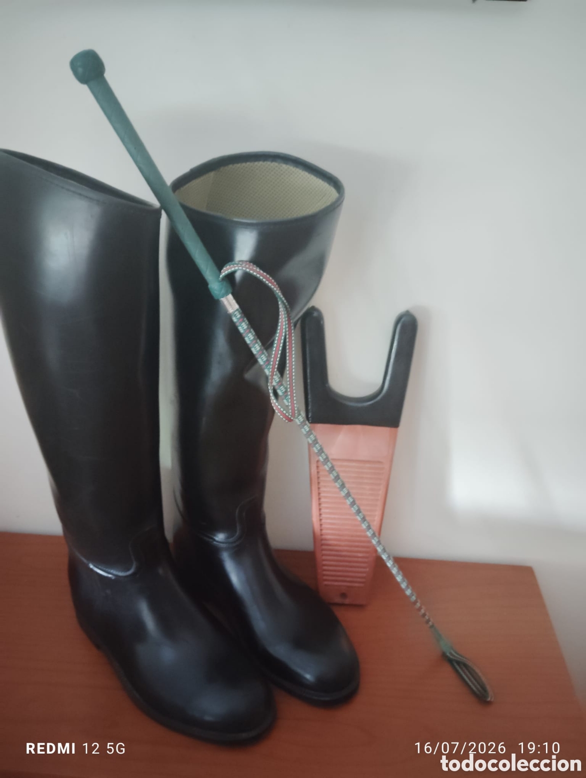 Coleccionismo deportivo: Botas de montar 40, fusta y saca botas