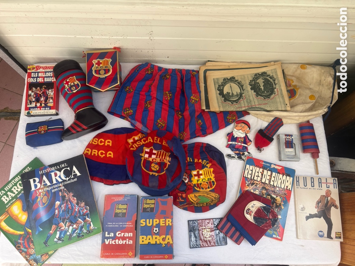 Coleccionismo deportivo: Gran lote FC Barcelona vintage &ndash; Libros, gorros, recuerdos y art&iacute;culos oficiales