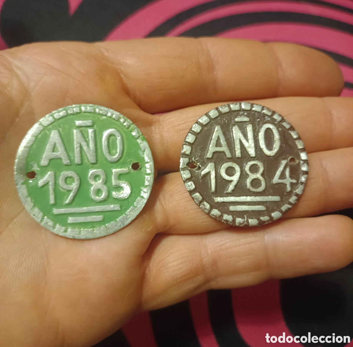 Coleccionismo deportivo: PLACAS MATR&Iacute;CULA ARBITRIO RODAJE MUNICIPAL. BICICLETAS, VELOC&Iacute;PEDOS, CARROS, ETC, A&Ntilde;OS 1984 y 1985