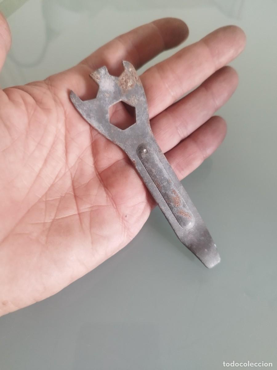 Coleccionismo deportivo: Antigua llave de reparaci&oacute;n original de bicicletas BH.