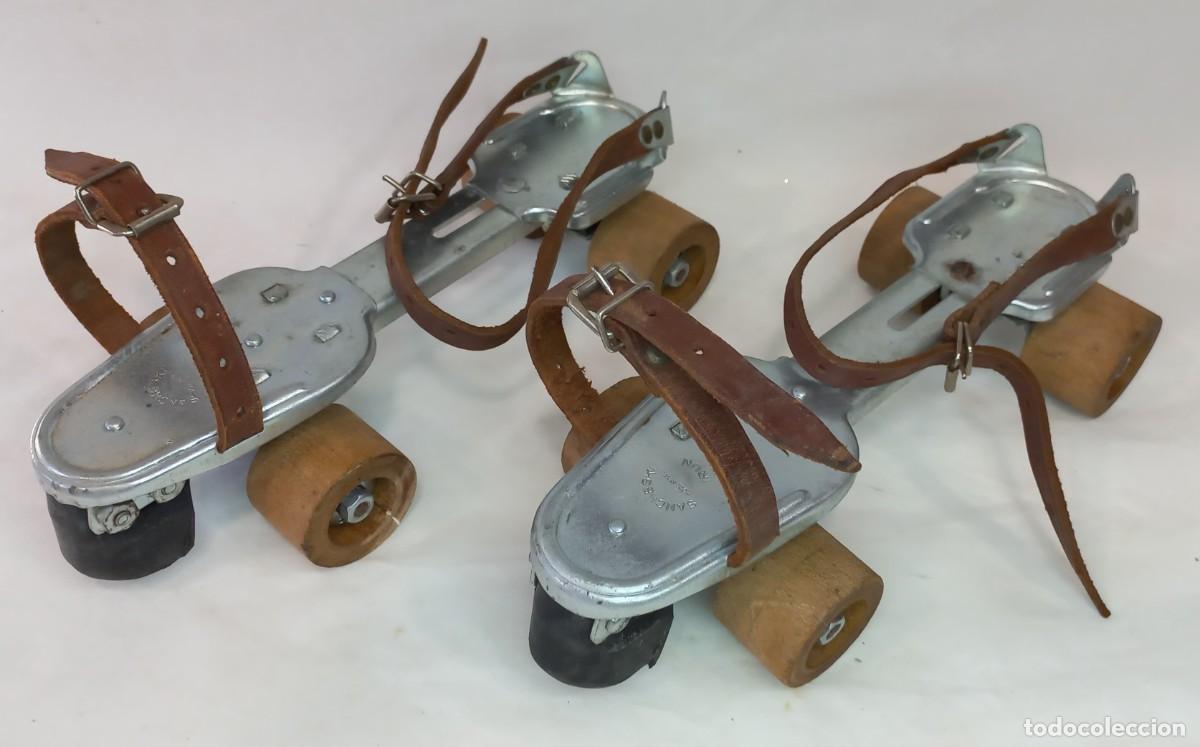 Collezionismo sportivo: ANTIGUA PAREJA DE PATINES DE HIERRO SANCHESKI CON RUEDAS DE MADERA Y CORREAJES DE CUERO - IRUN