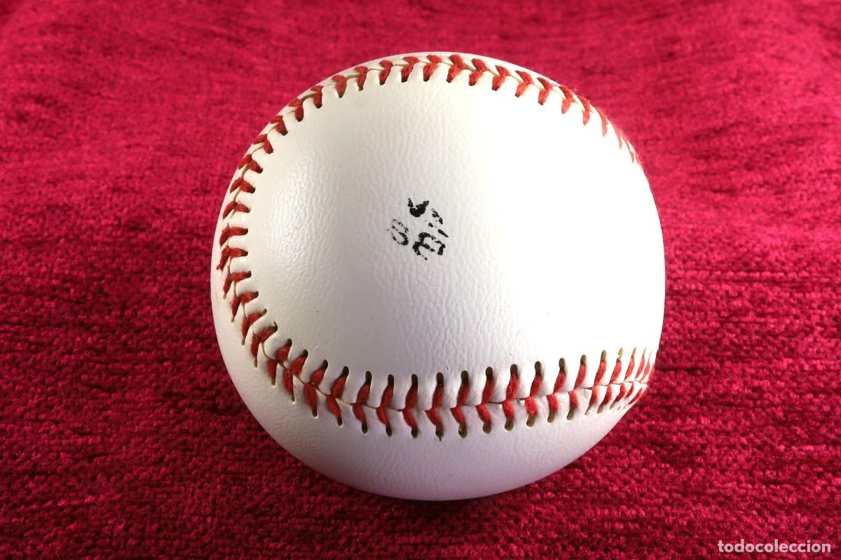 Coleccionismo deportivo: Bola de Beisbol de cuero. Hilo rojo. Leather baseball ball. Red thread.