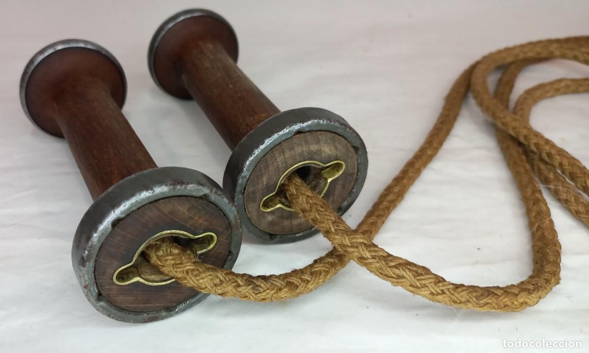 Coleccionismo deportivo: ANTIGUA CUERDA PARA SALTAR DEPORTIVA , COMBA - A&Ntilde;OS 40/50 DE MADERA Y HOJALATA