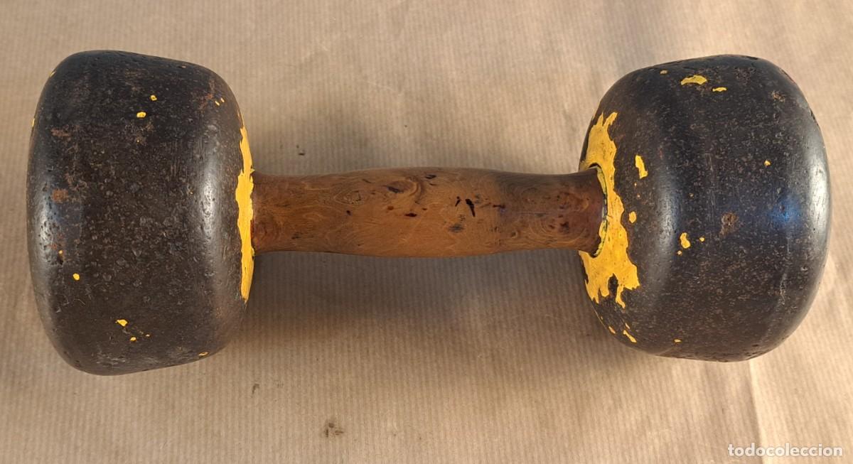 Coleccionismo deportivo: Mancuerna antigua de hierro y madera, siglo XX