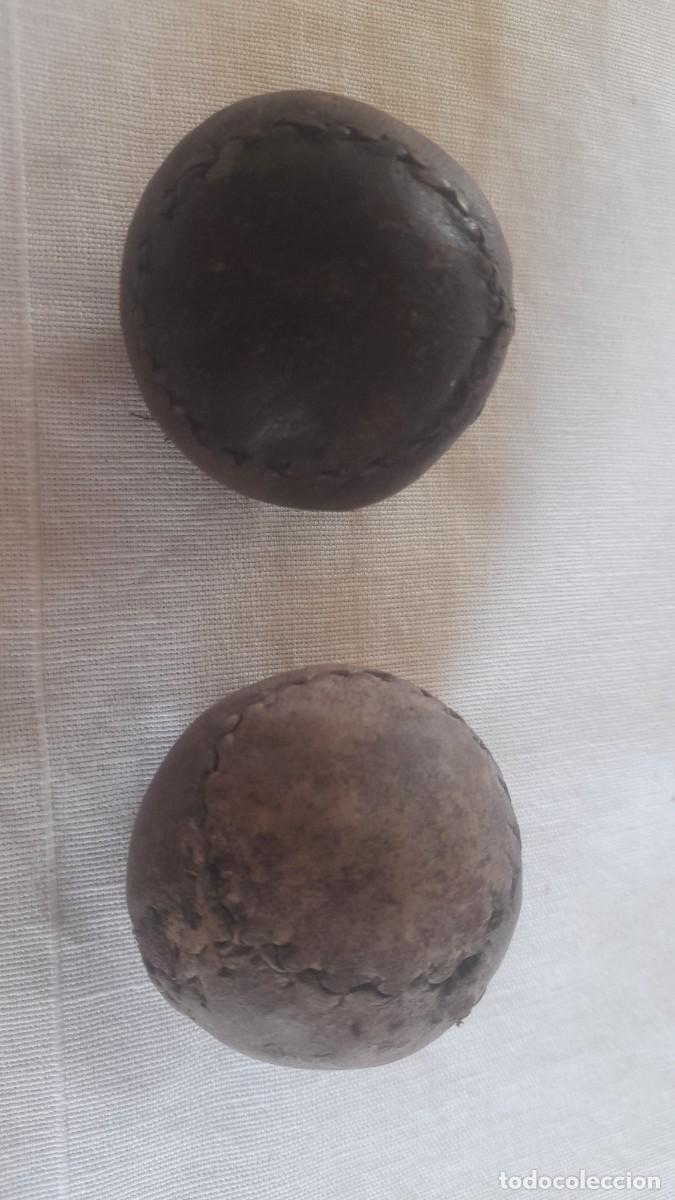 Coleccionismo deportivo: Par de antiguas pelotas de cuero artesanales - Pelota vasca / mano - Deporte tradicional vintage&rdquo;.
