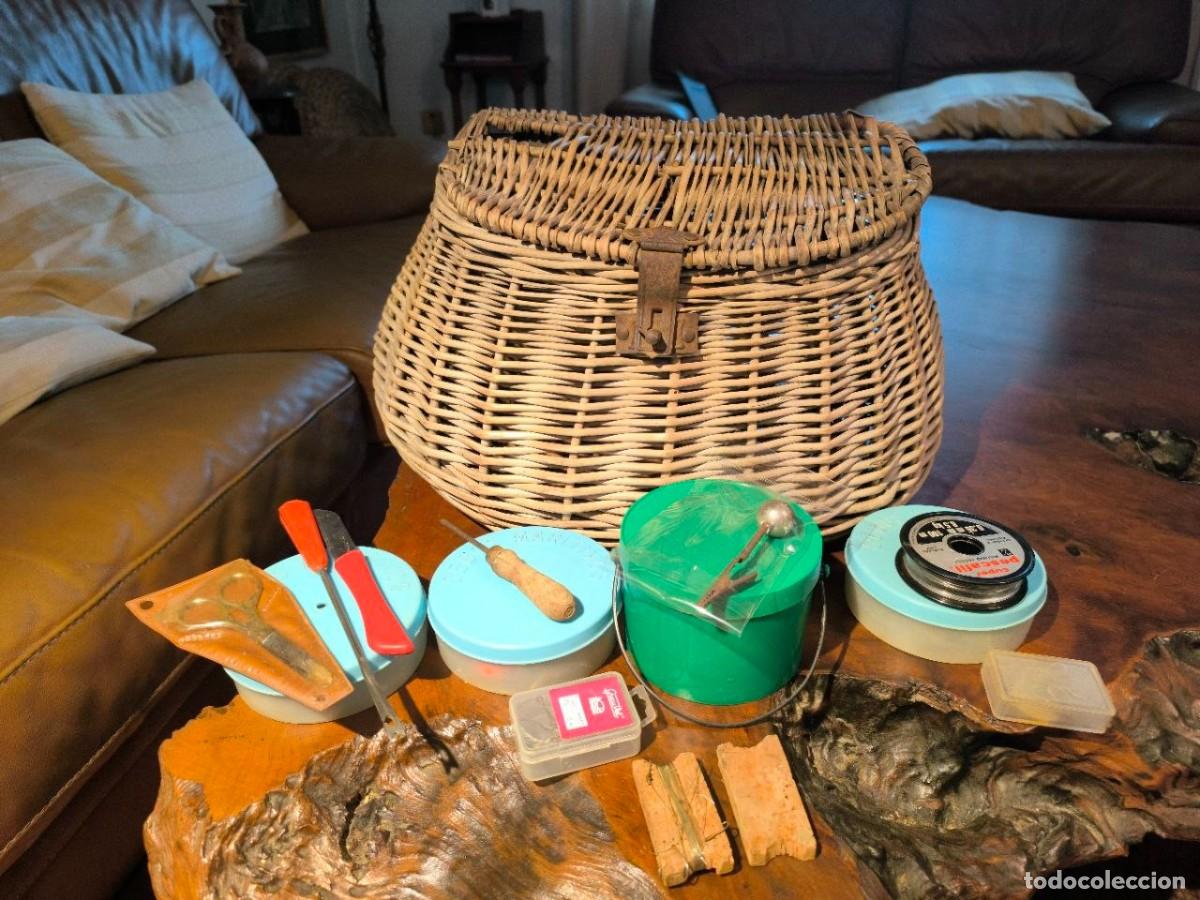 Coleccionismo deportivo: ANTIGUA CESTA DE PESCA DE MINBRE CON ACCESORIOS, CUCHILLO ANZUELOS PLOMOS BOLLAS CAJAS DE CEVO ETC