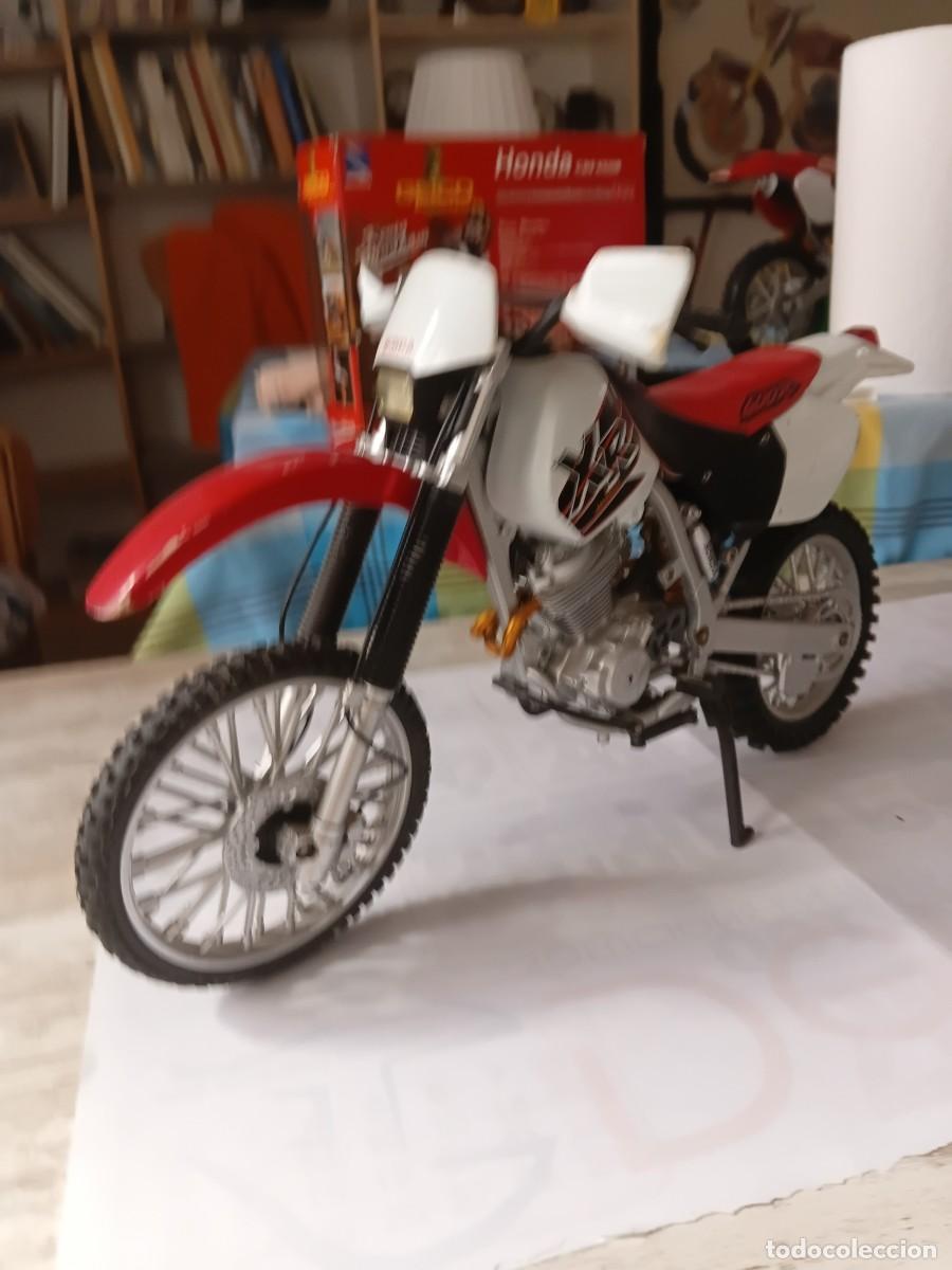 Coleccionismo deportivo: Maqueta de moto . HONDA XR 400 R .blanca .