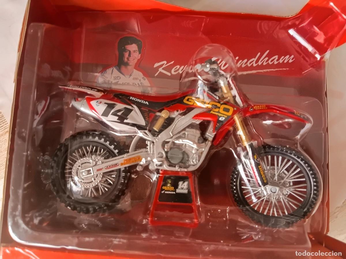 Coleccionismo deportivo: Maqueta de moto .HONDA CRF 450 R .USA.