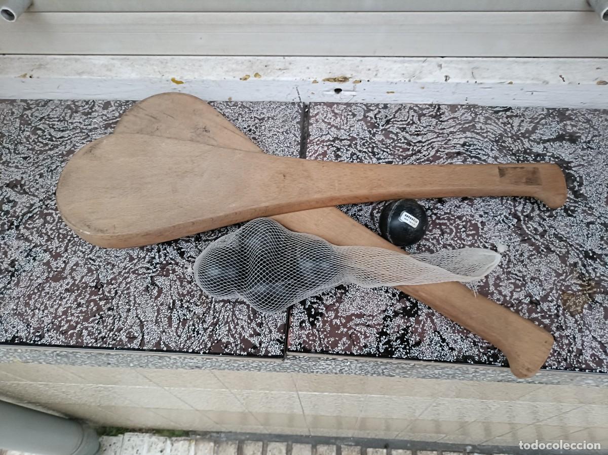 Coleccionismo deportivo: RAQUETA, PALA FRONT&Oacute;N PELOTA VASCA + PELOTAS