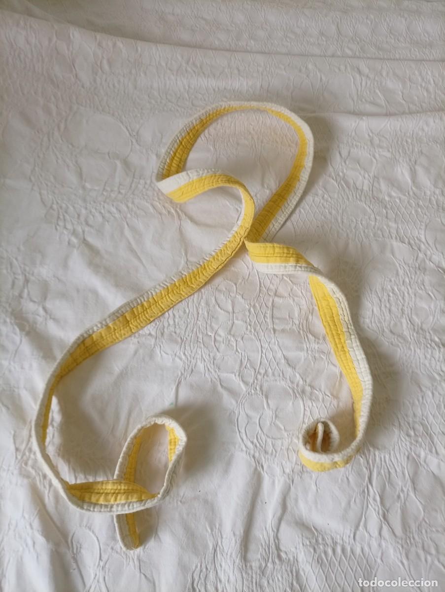 Coleccionismo deportivo: cintur&oacute;n de artes marciales bicolor (blanco y amarillo) utilizado para disciplinas como karate, judo