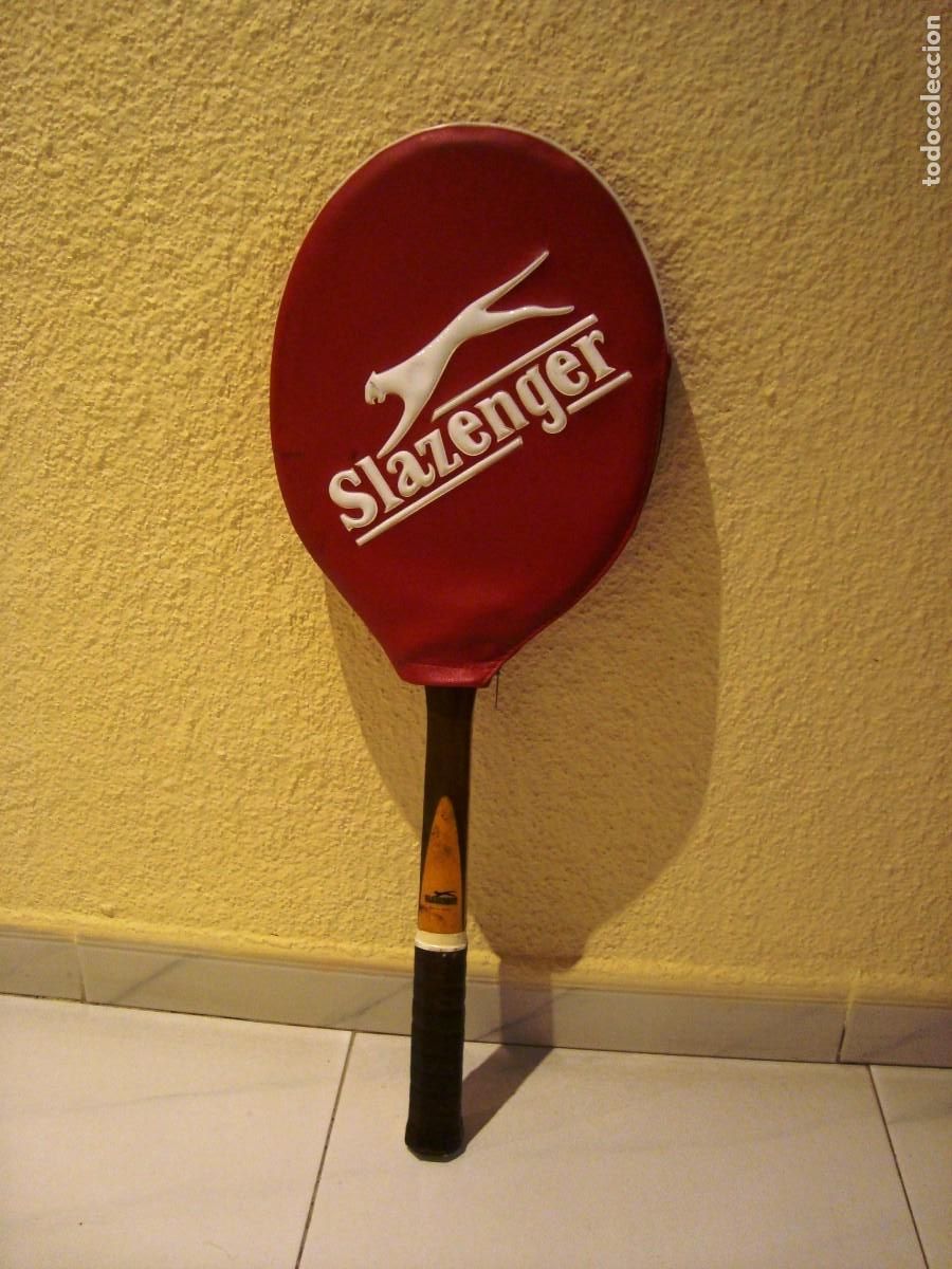 Coleccionismo deportivo: ANTIGUA RAQUETA DE MADERA MARCA SLAZENGER CON SU FUNDA ORIGINAL
