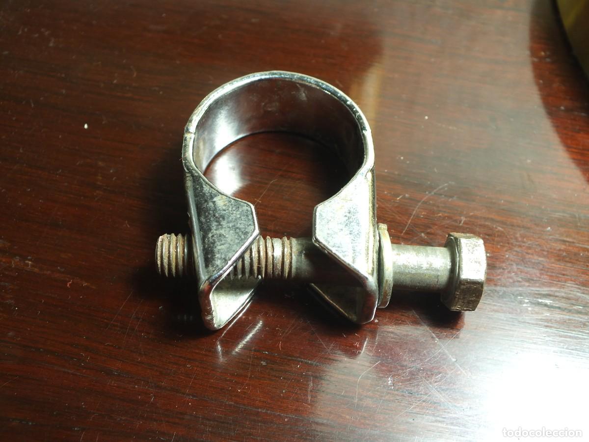Coleccionismo deportivo: ABRAZADERA EN METAL CROMADO PARA BICICLETA O SIMILAR