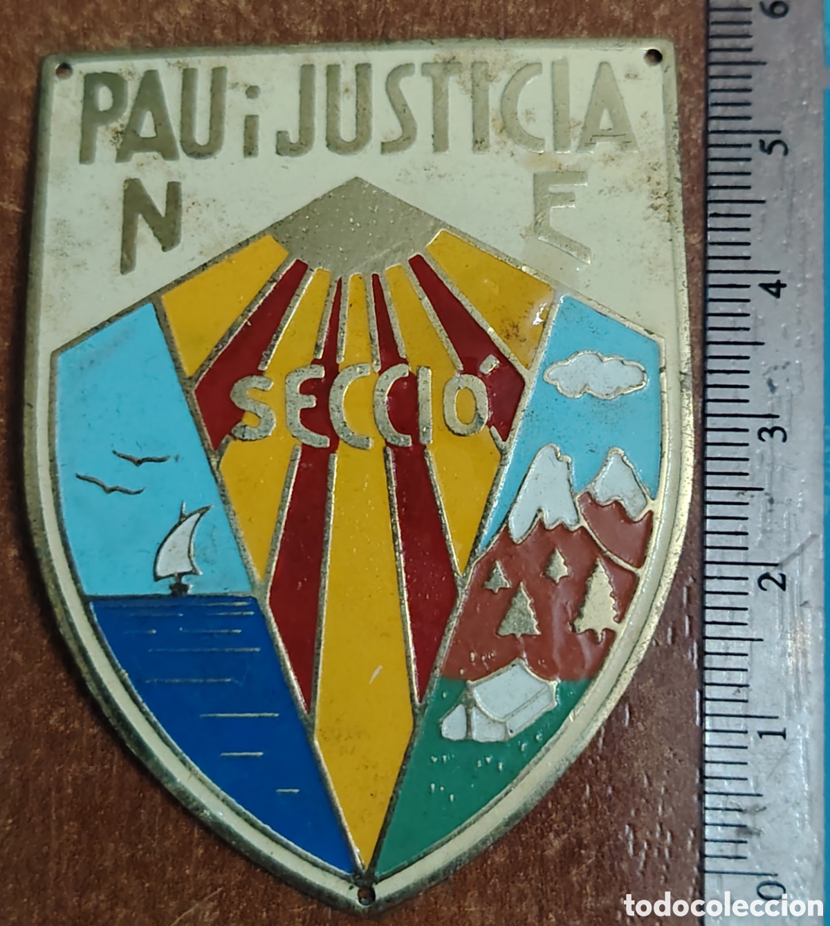 Coleccionismo deportivo: Chapa antigua de excursionismo Pau i justicia