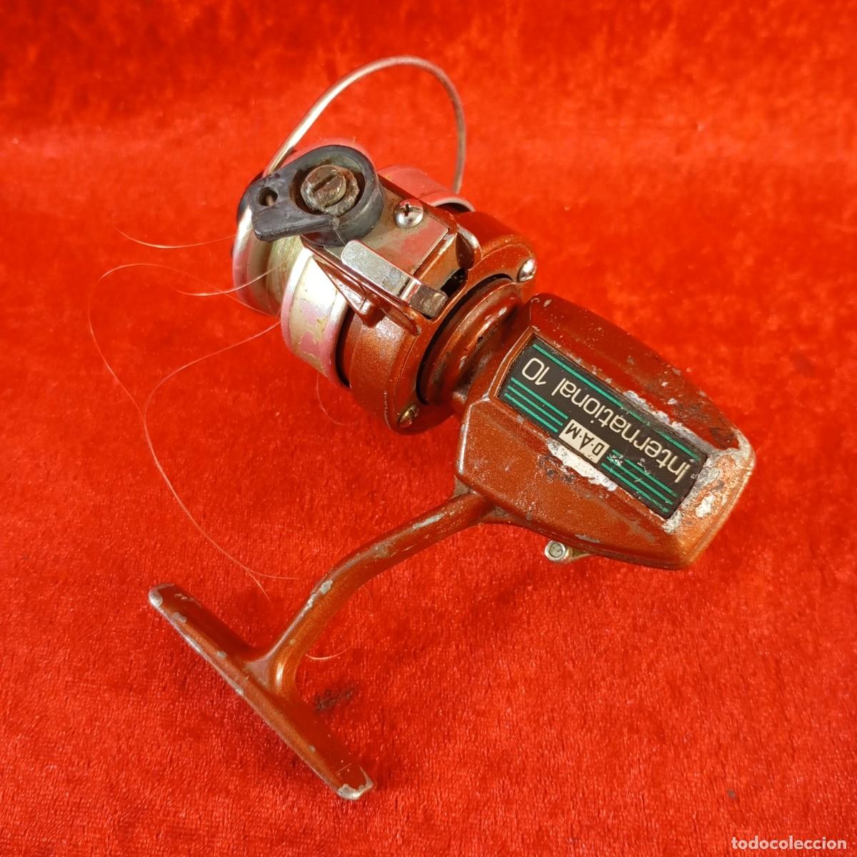 Coleccionismo deportivo: CARRETE DE PESCA GIRATORIO VINTAGE - INTERNATIONAL 10 - D.A.M - JAP&Oacute;N - COLOR COBRE - 27