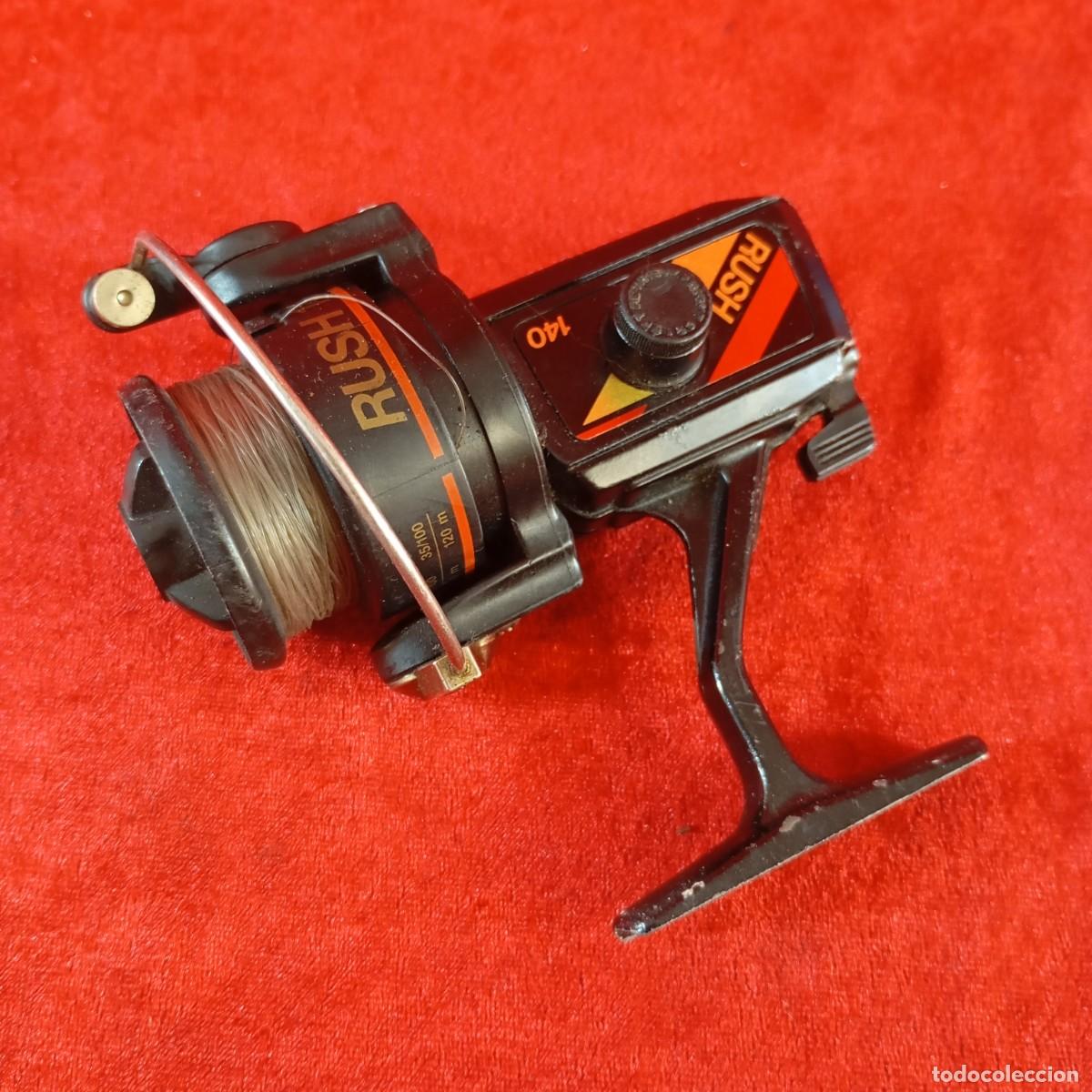 Coleccionismo deportivo: CARRETE DE PESCA GIRATORIO VINTAGE - RUSH 140 - FABRICADO EN KOREA - COLOR NEGRO - 06