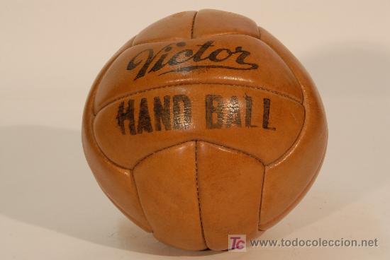 Coleccionismo deportivo: Bal&oacute;n de balonmano en cuero. R&eacute;plica - Foto 1
