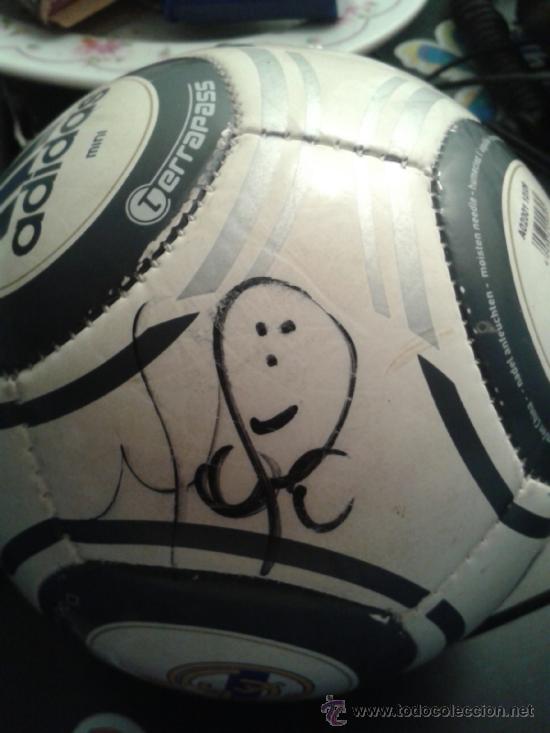 Collectionnisme sportif: PELOTA PEQUE&Ntilde;A OFICIAL DEL REAL MADRID; FIRMADA POR CASILLAS Y MARCELO Y ALGUIEN M&Aacute;S QUE NO S&Eacute; QUI&Eacute;N