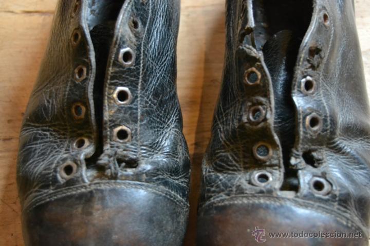 Antiguas botas de fútbol y hormas de zapateros - Sold through Direct Sale -  53185215