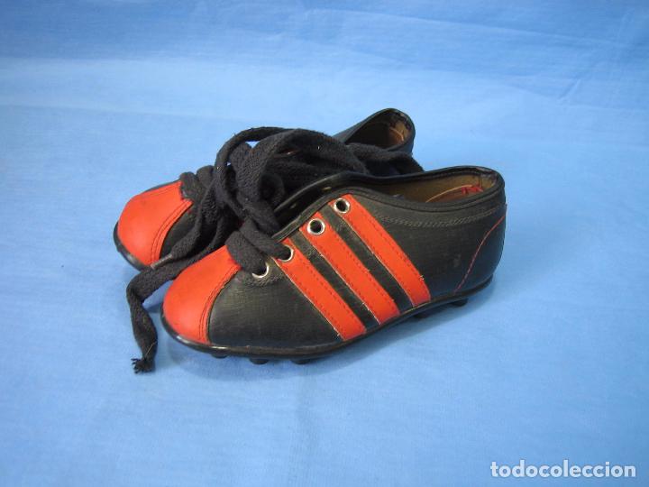 Collectionnisme sportif: Botas de f&uacute;tbol antiguas. Marca Los invasores.Fabricadas Espa&ntilde;a. Nmero 27. A&ntilde;os 70 o 80