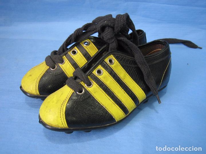 Colecionismo desportivo: Botas de f&uacute;tbol antiguas. Marca Los invasores.Fabricadas Espa&ntilde;a. Nmero 30. A&ntilde;os 70 o 80