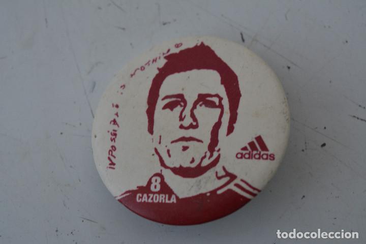 Coleccionismo deportivo: CHAPA CON IMPERDIBLE CAZORLA (ADIDAS) - Foto 1
