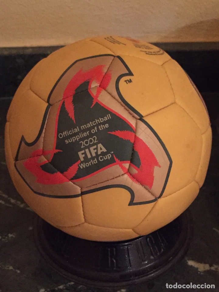 Coleccionismo deportivo: Bal&oacute;n miniatura Portugal 2004 - Foto 1