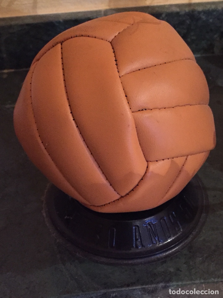 Coleccionismo deportivo: Bal&oacute;n miniatura a&ntilde;os 50 - Foto 1