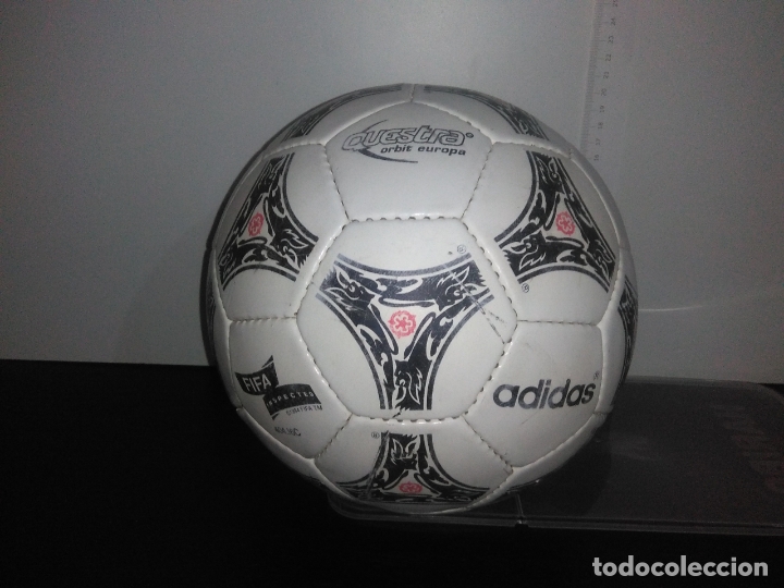 Antiguo balón pelota de futbol adidas questra o - Vendido en Subasta -  165894746