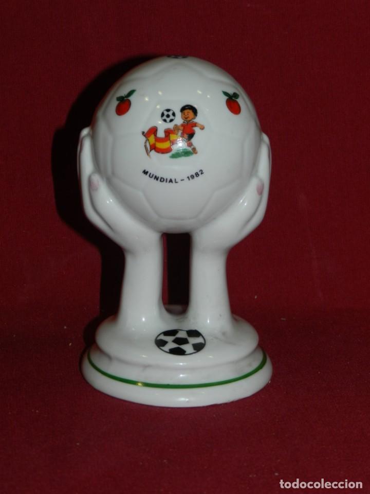 Collectionnisme sportif: (A13) Mundial 82 Espa&ntilde;a . Figura de Porcelana de &Eacute;poca, 13x8cm, Se&ntilde;ales de Uso Normales