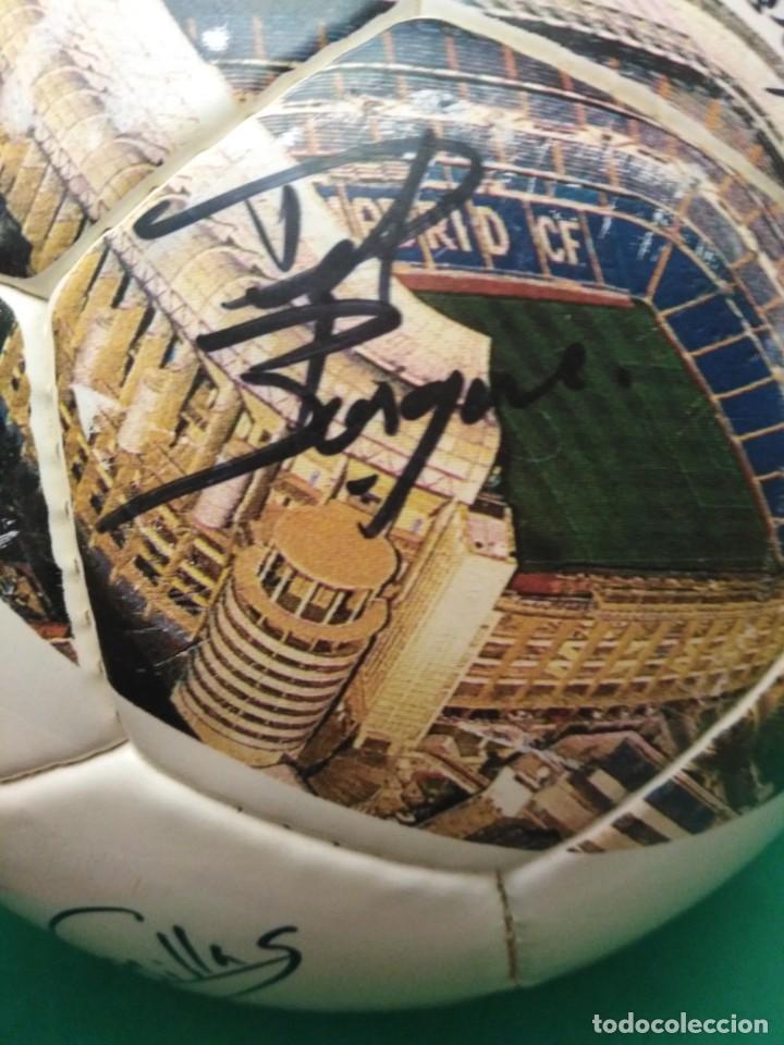 Coleccionismo deportivo: Bal&oacute;n firmado Real Madrid - Foto 8