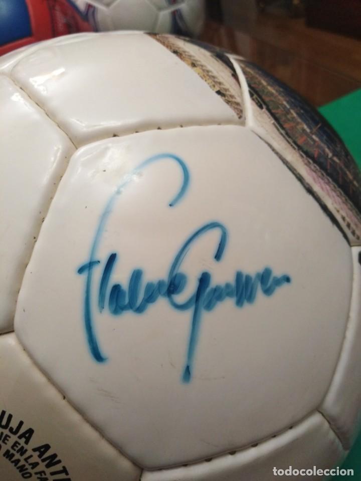Coleccionismo deportivo: Bal&oacute;n firmado Real Madrid - Foto 13