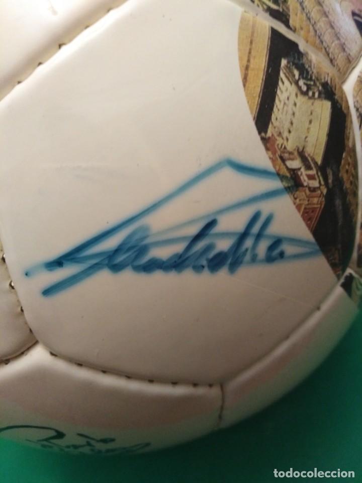 Coleccionismo deportivo: Bal&oacute;n firmado Real Madrid - Foto 17