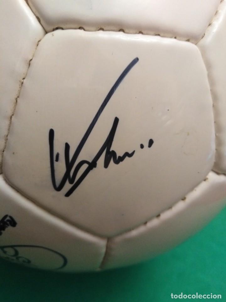 Coleccionismo deportivo: Bal&oacute;n firmado Real Madrid - Foto 19