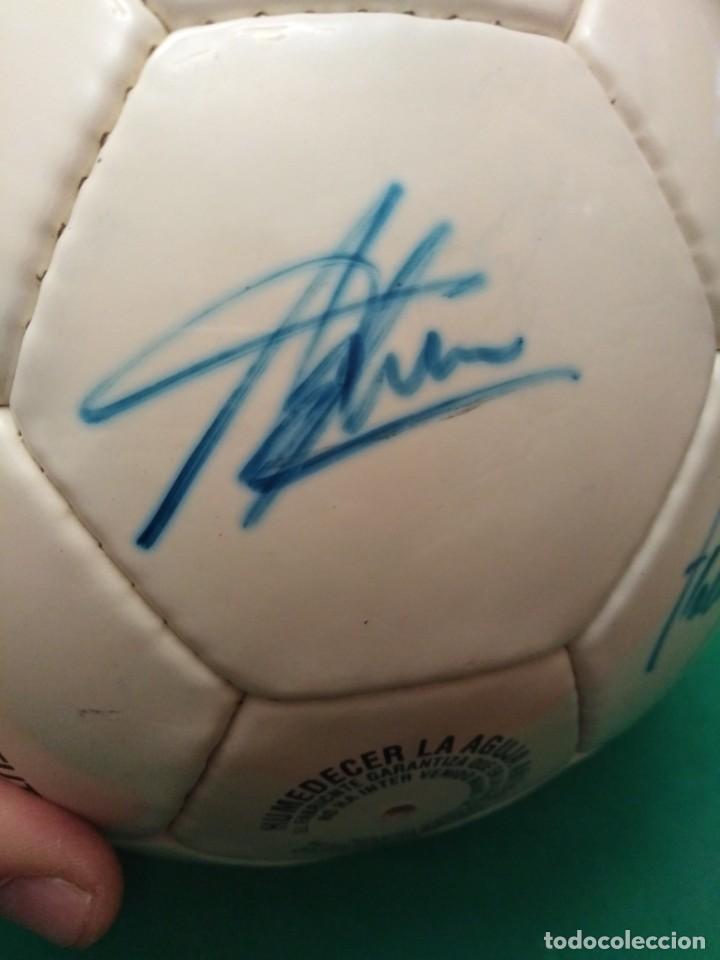 Coleccionismo deportivo: Bal&oacute;n firmado Real Madrid - Foto 23